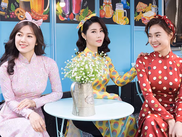 Diện áo dài xuống phố, Hội Cô Ba Sài Gòn làm sáng bừng một góc phố Hàn Quốc