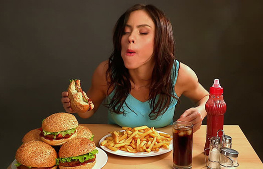 Nàng bạn thân có đang làm bạn ''phát phì'' một cách mất kiểm soát?