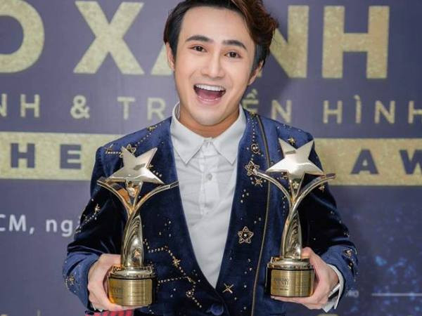 Huỳnh Lập tất bật "chạy show" lễ trao giải bằng xe máy, rinh nguyên "rổ" cúp về nhà