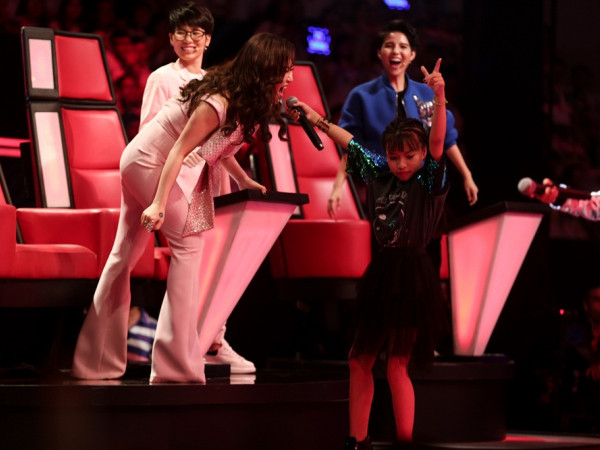 "Cô bé hát lô tô" Khả Vy mời Hương Tràm hát Rock gây "náo loạn" "The Voice Kids"