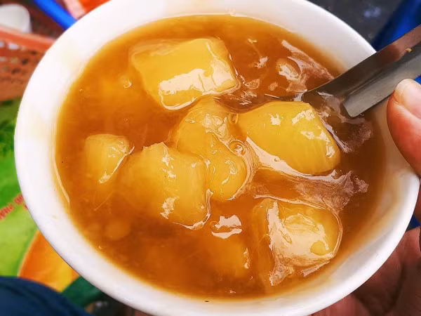 Trời lạnh rủ nhau đi ăn chè sắn nóng dẻo quạnh trên phố Lý Quốc Sư