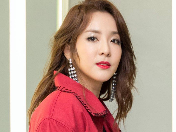 Fan bất bình khi Sandara (2NE1) bị coi thường ngay trên sóng truyền hình