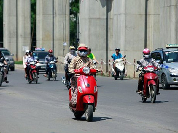 Những điều cần lưu ý khi đi xe máy dưới trời nắng nóng