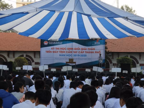 Học sinh TP.HCM tham gia kỳ thi Học sinh giỏi giải toán trên máy tính cầm tay cấp thành phố 