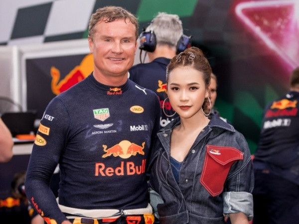 Sam xinh đẹp bên "tay đua huyền thoại F1" David Coulthard