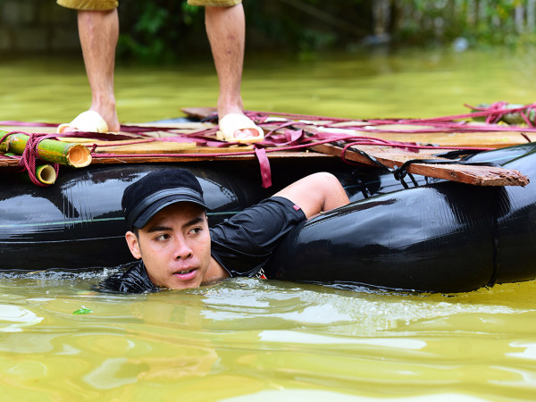 Đường Hà Nội đi Tây Bắc tê liệt do mưa lũ, có đoạn ngập sâu tới 2m