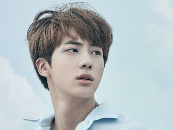 Jin (BTS) đúng là anh thợ cắt tóc siêu phàm: Vừa tự cắt mái vừa cầm điện thoại quay hình