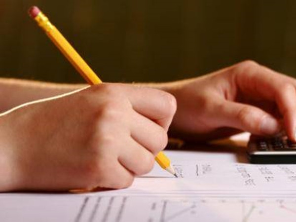 Thầy giáo trở nên nổi tiếng vì giúp một người đàn ông làm Toán trên tàu điện ngầm