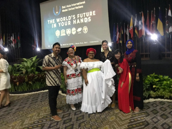 Điên rồ và Đáng yêu – Bước ra thế giới để học thêm về chính bản thân mình