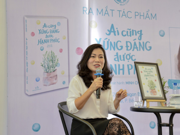 Sách “Ai cũng xứng đáng được hạnh phúc” gây xúc động trong ngày ra mắt