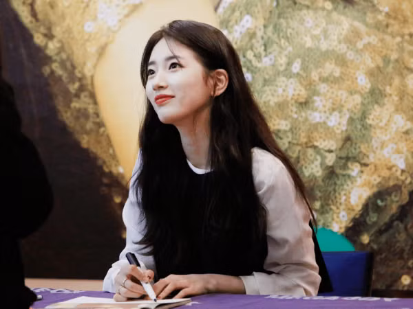 Suzy tỏa sáng rực rỡ nhất chính là khi ở bên cạnh fan hâm mộ