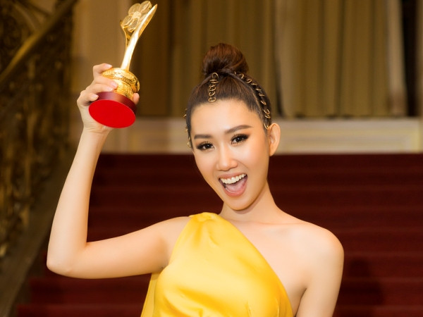 Vừa vui mừng nhận giải "Mai Vàng", Thúy Ngân đã bị mất cắp túi hiệu ngay khi kết thúc chương trình