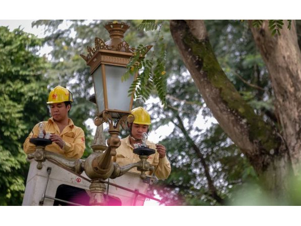 Giá điện mùa nắng nóng tăng cao, sinh viên phải tiết kiệm làm sao?