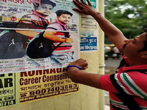 Nam thanh niên miệt mài dán 4.000 tấm poster mong gặp lại "tình yêu sét đánh"