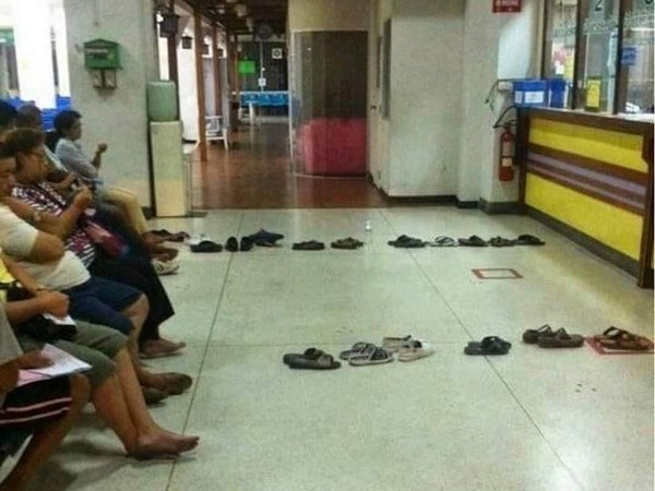 Quá mệt mỏi vì phải xếp hàng lâu, người dân đổi sang xếp… dép rồi ngồi ghế đợi tới lượt