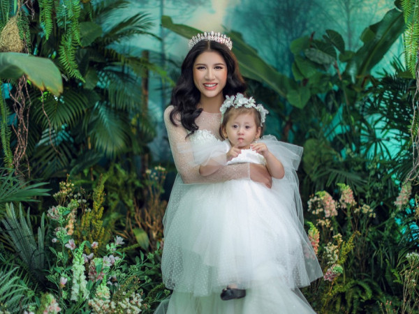 Trang Trần bỗng hóa cô dâu dịu dàng, xinh đẹp bên cạnh con gái đầu lòng 