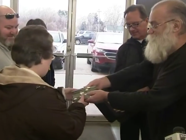 Thấy chiếc ghế mới mua không được êm, người chủ xem xét và tìm ra… 1 tỷ đồng