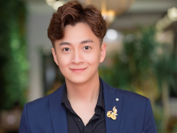 Dàn sao tấp nập đến chúc mừng Ngô Kiến Huy lên chức "ông chủ"