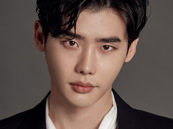 Sau hơn một ngày bị mắc kẹt ở Indonesia, Lee Jong Suk đã được về nhà 