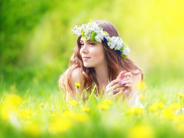 Câu chuyện khổ tâm của "cô bé rau mùi"