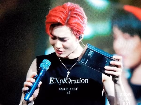 Hóa ra Suho (EXO) chỉ là chàng shipper giao iPhone 11 Pro Max mà thôi