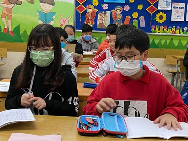 Nhiều trường tại Hà Nội lấy ý kiến phụ huynh về việc đi học lại từ 2/3