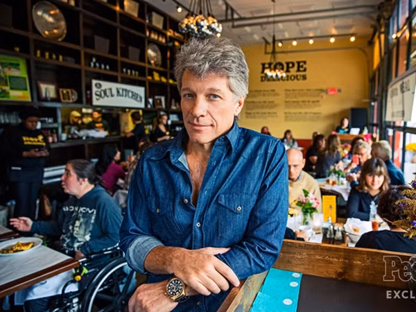 Ca sĩ Bon Jovi mở tiệm ăn Trả-Bằng-Gì-Cũng-Được để giúp đỡ sinh viên khó khăn