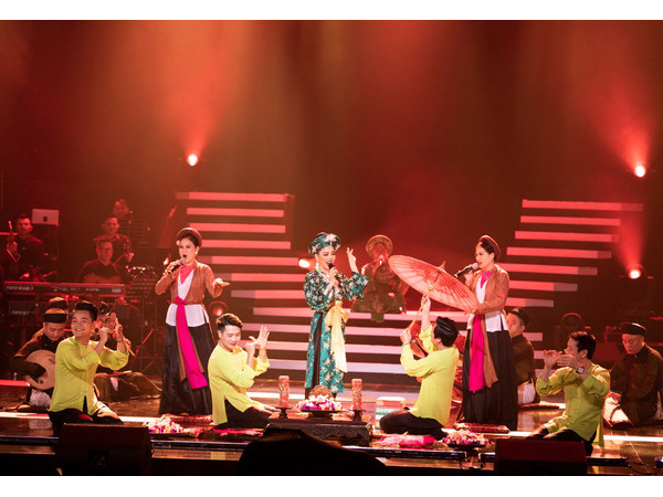 Khán giả "nổi da gà" xem Lệ Quyên hát chầu văn cùng mẹ trên sân khấu "Q SHOW 2"