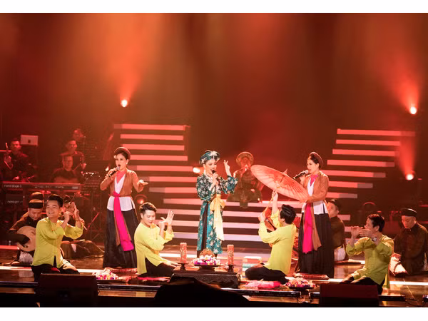 Khán giả "nổi da gà" xem Lệ Quyên hát chầu văn cùng mẹ trên sân khấu "Q SHOW 2"