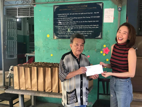 Tóc Tiên cùng fan dành tặng nhiều món quà ý nghĩa cho các cô chú tại Viện dưỡng lão nghệ sĩ