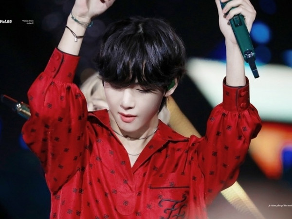 Để tóc xoăn bà thím chưa đủ, V (BTS) còn mặc váy lụa lên sân khấu đây này