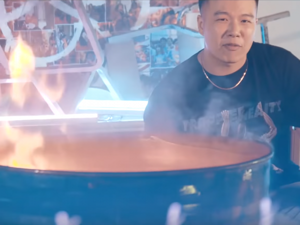 Nam rapper gây phẫn nộ khi tự ý đốt sách vở của học sinh trường chuyên Hà Nội - Amsterdam