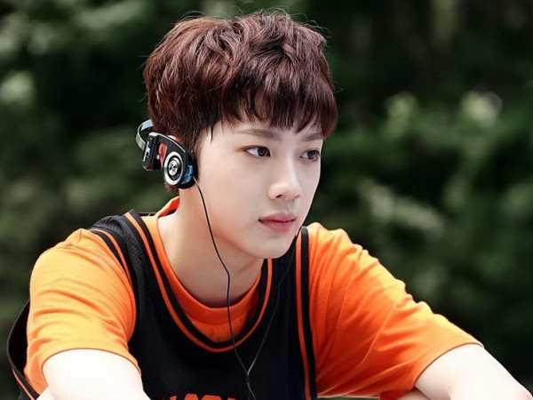 Có thật sự Lai Guan Lin (Wanna One) hút thuốc khi chưa đủ tuổi?