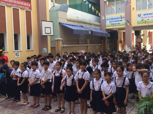 TPHCM: Cô giáo dọa phạt học sinh “ngậm dép” bị hạ bậc thi đua