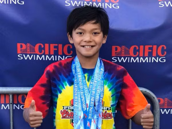 Chân dung cậu bé "siêu nhân" đánh bại kỷ lục của huyền thoại bơi lội Michael Phelps