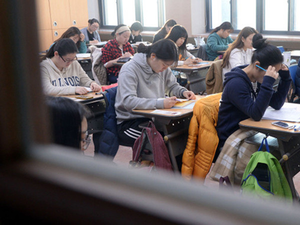 Hàn Quốc: Nữ sinh ngất xỉu trong nhà vệ sinh sau khi thi đại học