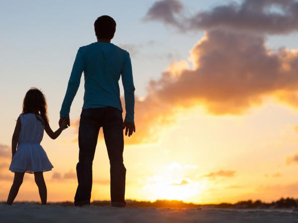 Người cha chuyển nhà, ủng hộ con nghỉ học Ams để gia nhập showbiz