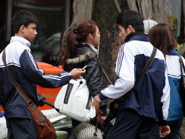 Cấm trẻ dưới 18 tuổi mua thuốc lá, chẳng ai sợ vì chưa bị phạt