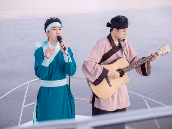 Huy Cung diện đồ cổ trang, hát live phiên bản acoustic "Chuyện tình yêu xa" trên du thuyền 