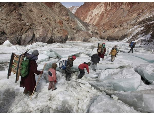 Dù phải mạo hiểm nhưng các bạn ấy vẫn cố gắng đến trường mỗi ngày