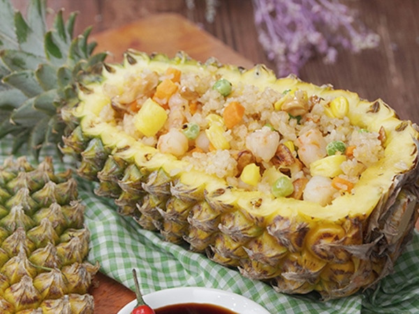 Các món ăn này dường như muôn phần hấp dẫn khi được bày biện trong trái dứa