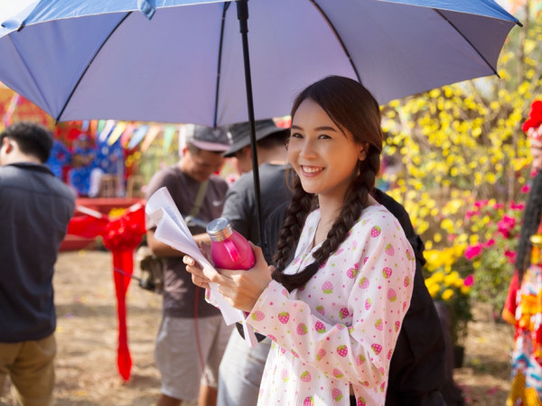 Không cần những bộ cánh kiêu sa, Sam cuốn hút với áo bà ba trong "Cô Thắm Về Làng 3"