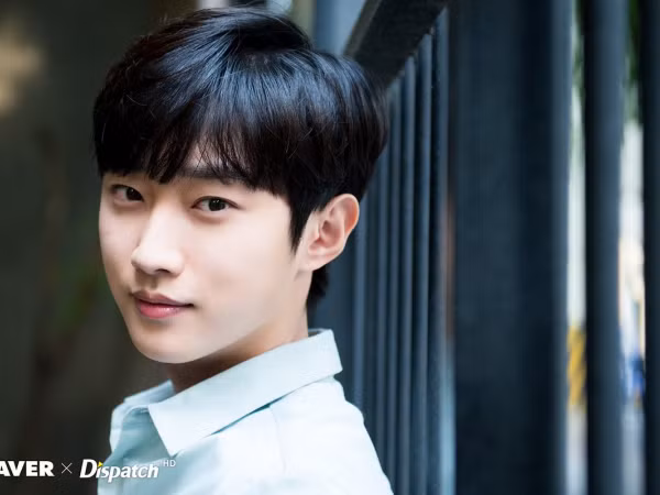 Jinyoung (B1A4) gặp vô số rắc rối chỉ vì tạo hình trong phim mới quá khác biệt