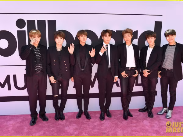 Sự cố lớn nhất của BTS tại lễ trao giải Billboard chính là J-Hope làm hỏng áo xịn của Jin