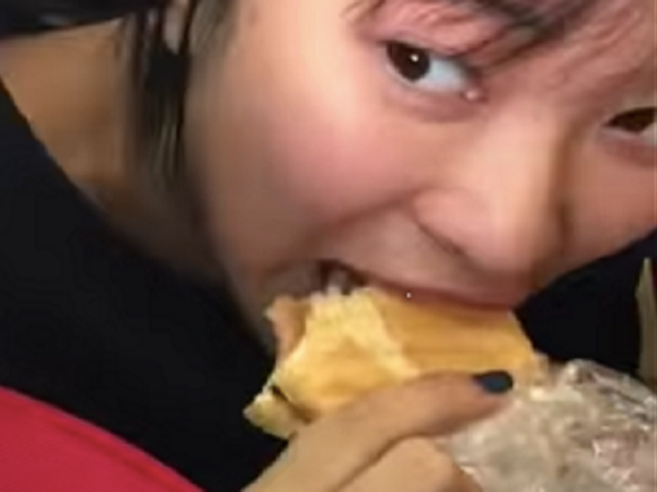 Cư dân mạng "ráo riết truy tìm" nữ sinh ăn vụng trong giờ học vì biểu cảm đáng yêu