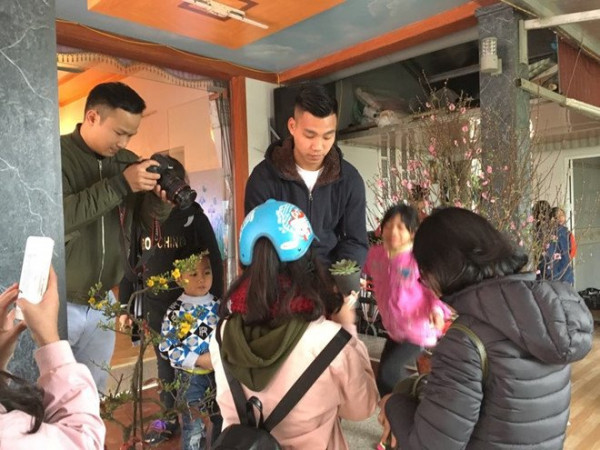 Ngày tết, fan "ùn ùn" về quê thăm các cầu thủ U23 gây tranh cãi