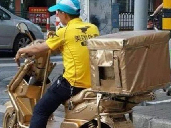 Bị cảnh sát phạt vì "dát vàng" cho xế cưng