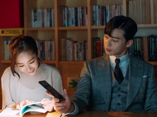 "Thư ký Kim": 1001 biểu cảm siêu dễ thương của Phó tổng Lee khi lần đầu có "gấu"