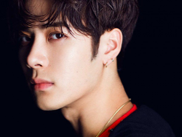 Bảo vệ fan nữ, Jackson (GOT7) bỗng bị chỉ trích vì... phân biệt giới tính