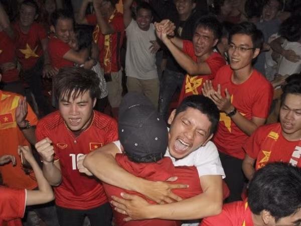 Fan khóc như mưa, hôn nhau đắm đuối vì chiến thắng thần kỳ của U23 Việt Nam